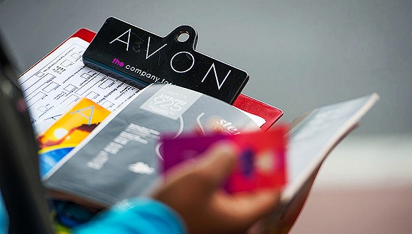 雅芳直销专卖摇摆不定管理混乱 重振胜算几何