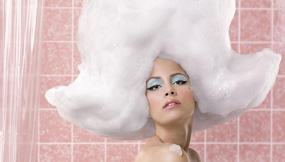 因为害怕洗发水伤发 欧美姑娘们现在流行不洗头-国际-化妆品财经在线-一个行业的生意与思想