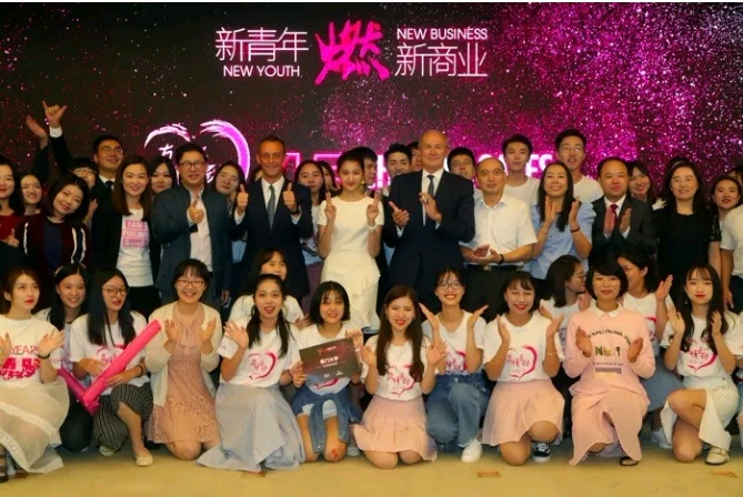 突發(fā)！胸部中彈，4萬億巨頭高管在紐約市中心遇刺身亡，年僅50歲！蒙面兇手連開數(shù)槍，警方稱是針對性襲擊