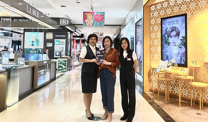 中兴-沈阳商业大厦国际化妆品卖区总经理赵霞(左一)如此强势的零售