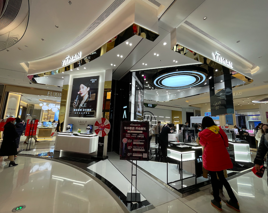 服務(wù)少，還不愁客流？香港化妝品單品牌店之三大怪相